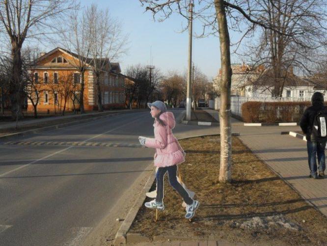 Вот такие картонные дети стоят в Арском районе