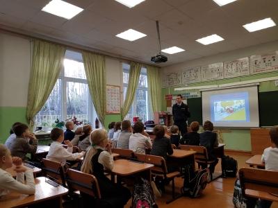 Инспекторы ДПС Кольского района напомнили учащимся начальных классов о правилах дорожного движения для пешеходов