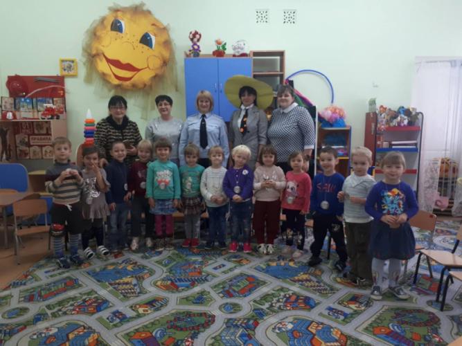 В Марксе общественники и полицейские напомнили детсадовцам о правилах дорожной безопасности
