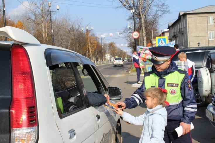 Поронайские автоинспекторы и волонтеры призвали водителей к вежливости