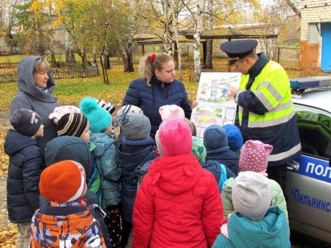 В Пильне Нижегородской области сотрудники ГИБДД провели занятие с детьми