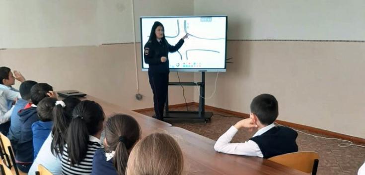 Школьники Кабардино-Балкарии изучают принципы моделирования безопасного маршрута движения с помощью мультимедийных устройств
