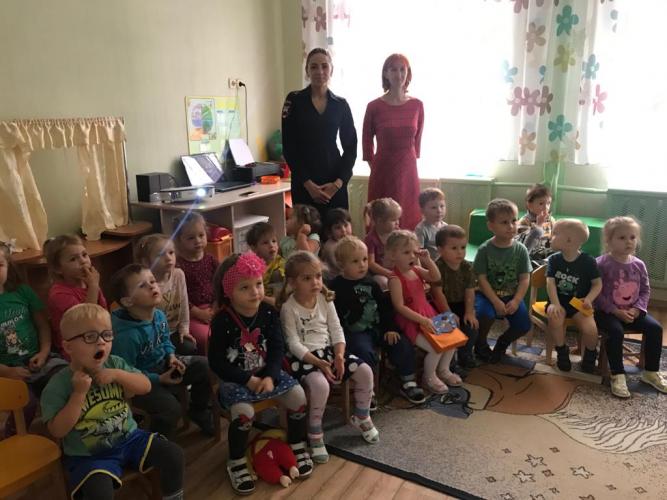 Сотрудники ГИБДД провели урок дорожной безопасности с самыми юными участниками дорожного движения