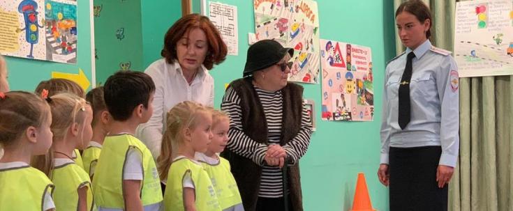 Сотрудники подмосковной Госавтоинспекции проводят социально значимые мероприятия по дорожной безопасности