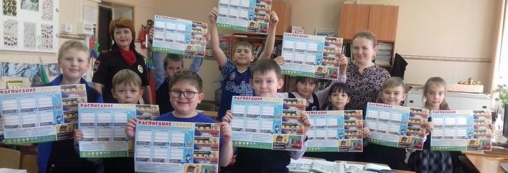 В Новосибирской области сотрудники ГИБДД посещают образовательные организации и рассказывают школьникам о правилах дорожного движения