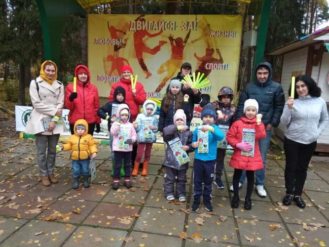 В городском парке Обнинска дошкольники сыграли в игру по правилам дорожного движения «Поможем Красной Шапочке»