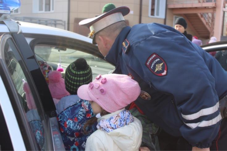 В Емельяновском районе госавтоинспекторы проверили знания ПДД у дошкольников