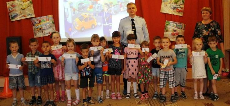 Лесосибирские сотрудники ГИБДД вручили дошкольникам удостоверения грамотных пешеходов