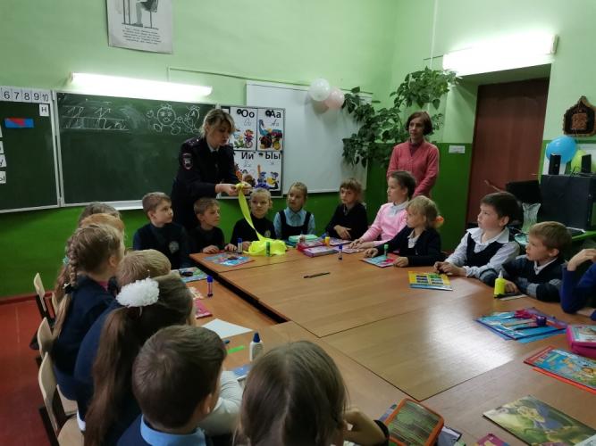 Сотрудники ГИБДД Курской области организовали для школьников мастер-класс по изготовлению световозвращателей
