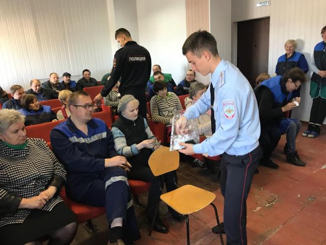 В Орле в День «Белой трости» полицейские провели профилактическое мероприятие по пропаганде безопасности незрячих и слабовидящих участников дорожного движения