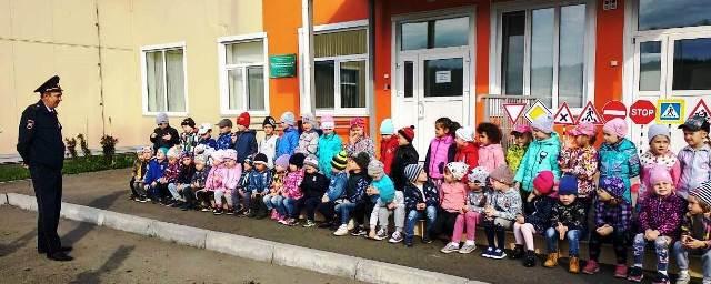 В Красноярском крае госавтоинспекторы организовали для детей дорожную полосу препятствий