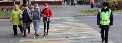 Сотрудники Госавтоинспекции в регионах рассказали о трудностях перехода проезжей части пешеходов с белой тростью