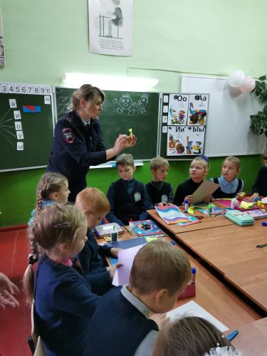Сотрудники ГИБДД Курской области организовали для школьников мастер-класс по изготовлению светоотражателей