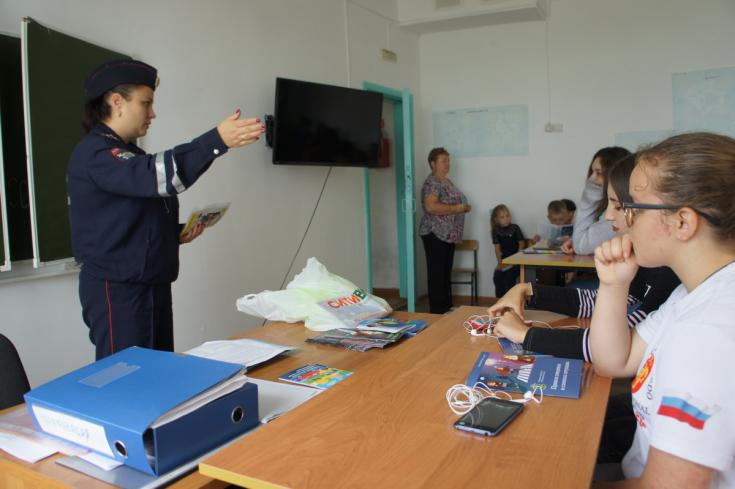 Полицейские проводят акцию «Твоя пятерка безопасности» в школах Хасанского района Приморья