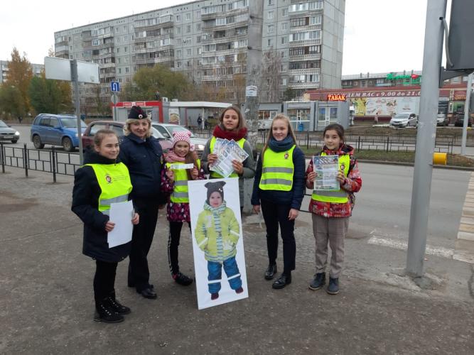 Автоинспекторы вместе со школьниками призвали омских пешеходов быть внимательнее
