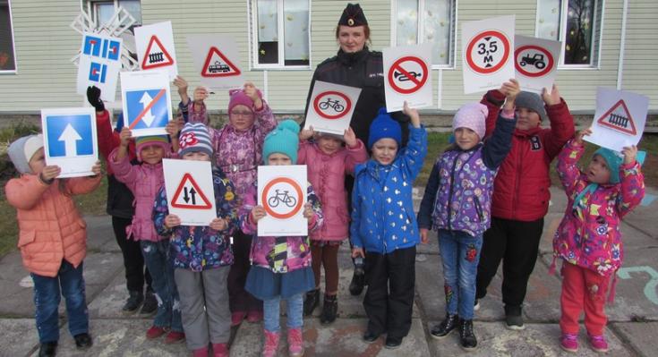 В Красноярском крае сотрудники Госавтоинспекции продолжают проведение в сельской местности обучающих практикумов для дошкольников