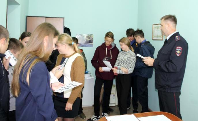 Старшеклассники Приволжского района Самарской бласти в целях выбора будущей профессии ознакомились с работой отдела ГИБДД