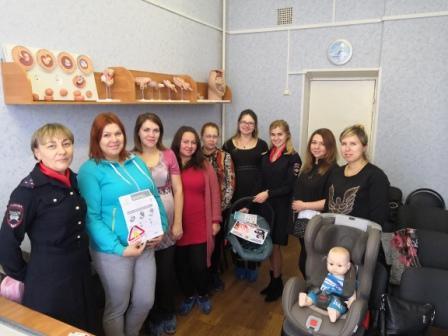 В Смоленске сотрудники ГИБДД провели акцию «В кресле с младенчества!»