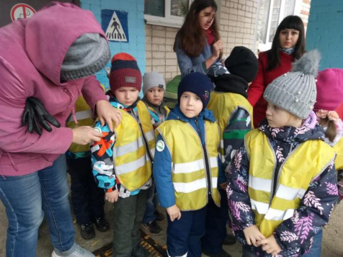 Сотрудники Госавтоинспекции совместно с воспитанниками детского сада провели профилактическое мероприятие «Шагающий автобус»