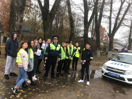 В Рославльском районе юные помощники Госавтоинспекции призывают водителей соблюдать дорожные правила