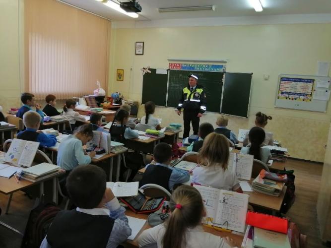 В Энгельсе автоинспекторы рассказали школьникам о правилах дорожного движения
