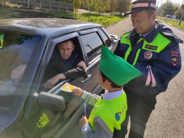 Автоинспекторы Кубани совместно с ЮИДовцами напоминают водителям о вежливости на дорогах