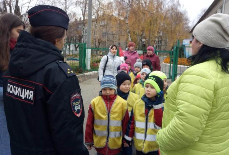 Сотрудники Госавтоинспекции совместно с воспитанниками детского сада провели профилактическое мероприятие «Шагающий автобус»