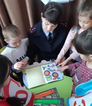 В Адыгее госавтоинспекторы уделяют особое внимание обеспечению безопасности маленьких пешеходов