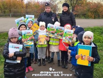 Воспитанники детского сада из Татарстана помогли сделать путь безопаснее, нанеся предупреждающие надписи «Возьмите ребёнка за руку»