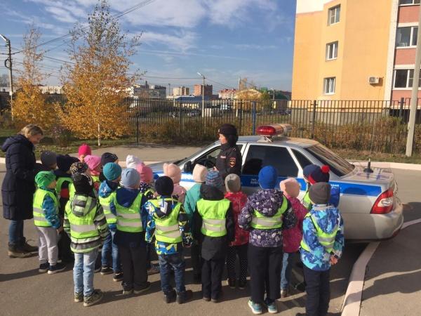 Сотрудники ГИБДД повторили с дошколятами города Рязани азы дорожной грамотности