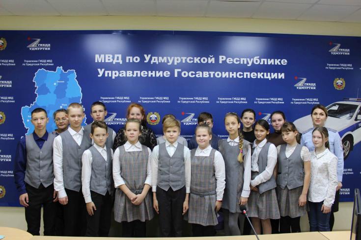 Сотрудники Госавтоинспекции провели экскурсию для учащихся образовательных учреждений республики
