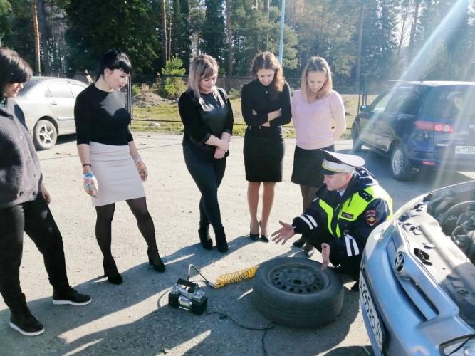 Автоинспекторы Турочакского района провели мастер-класс для АвтоЛеди