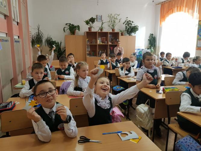В Улан-Удэ сотруВ Улан-Удэ сотрудники ГИБДД провели мастер-класс по изготовлению световозвращающих фликеровдники ГИБДД провели мастер-класс по изготовлению световозвращающих фликеров