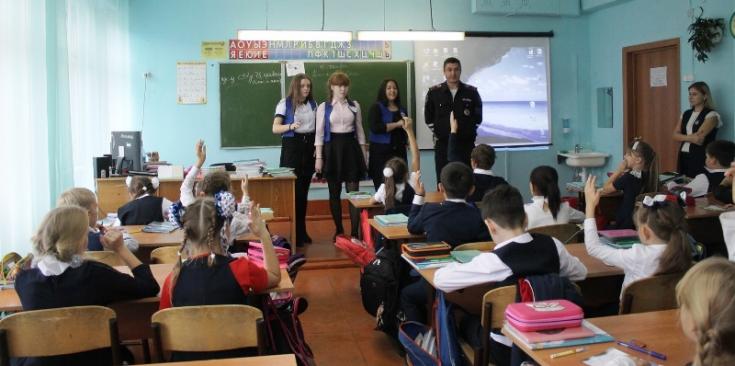 Сотрудники ГИБДД и отряд ЮИД Лесосибирска провели инструктажи по ПДД для начальных классов