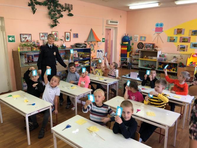 Петровские автоинспекторы провели для воспитанников детского сада мастер-класс по изготовлению аксессуаров из световозвращающей ленты