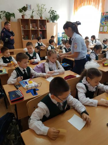 В Улан-Удэ сотрудники ГИБДД провели мастер-класс по изготовлению световозвращающих фликеров
