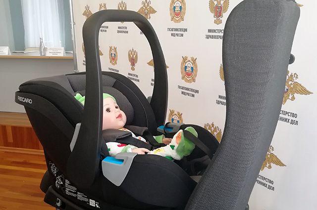 Кресло за водителем не ставить. Как правильно перевозить ребенка в машине