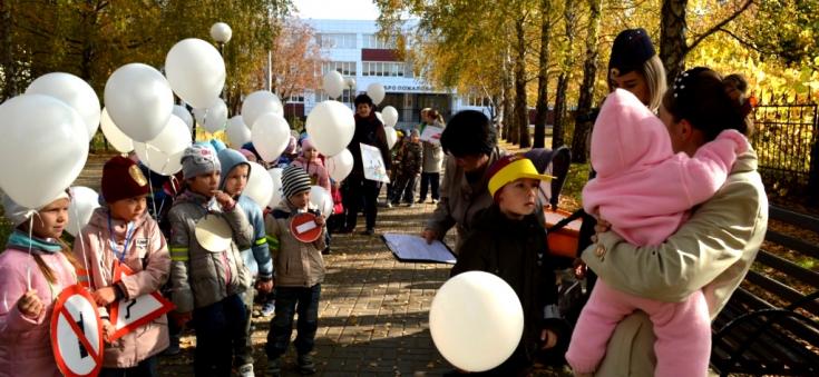 Белгородские дошкольники вовлекают прохожих в «шагающий автобус»
