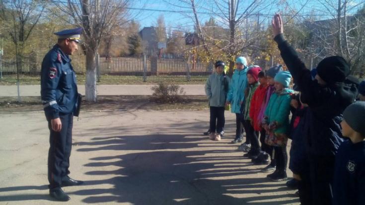 Автоинспекторы продолжают учить школьников правилам безопасного поведения на дорогах