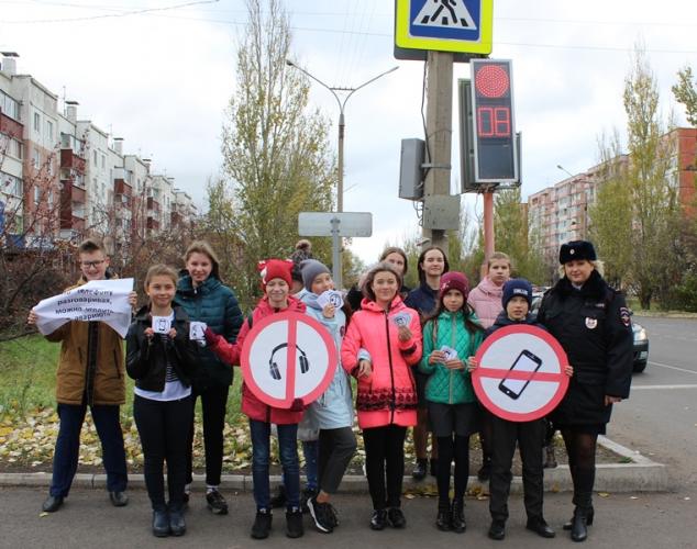 В Шарыпово школьники флешмобом призывали участников дорожного движения снять наушники