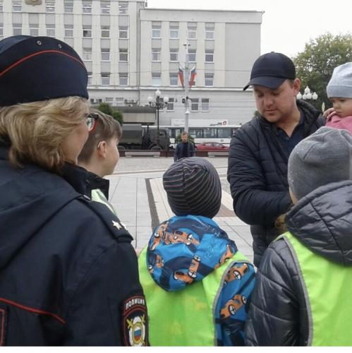 В Калининграде сотрудники Госавтоинспекции совместно с юными инспектора дорожного движения провели акцию «Стань заметнее на дороге».