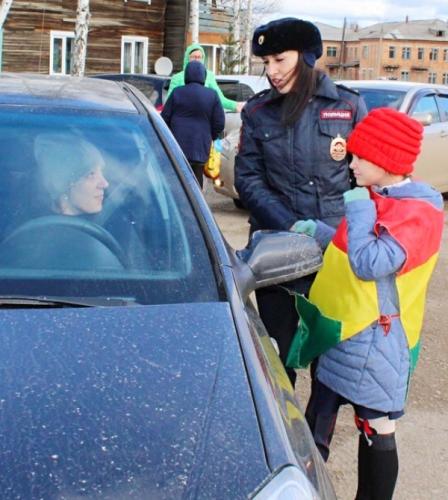 В Богучанах госавтоинспекторы совместно с юными инспекторами движения провели акцию «Ребенок – главный пассажир»