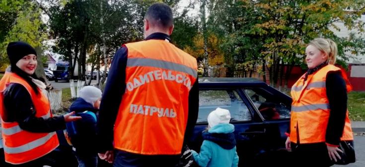 Белгородские родители инструктируют детей и взрослых по правилам дорожной безопасности