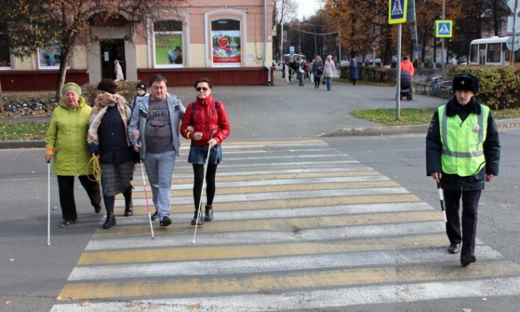 Сотрудники Госавтоинспекции в регионах рассказали о трудностях перехода проезжей части пешеходов с белой тростью