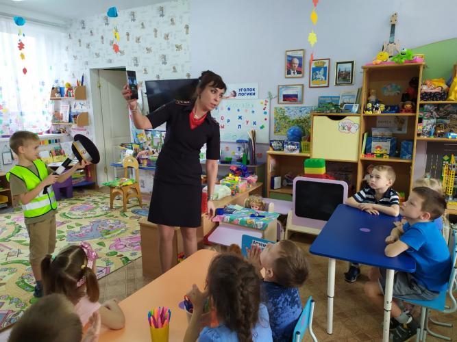 Сотрудники ОГИБДД Верхняя Пышма Свердловская область и воспитатели провели для дошколят «мастер-класс» по изготовлению световозвращающих элементов