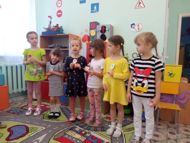 В детском саду № 24 города Верхняя Пышма в рамках Социальной кампании "Однозначно" в каждой возрастной группе прошли мероприятия по ПДД.