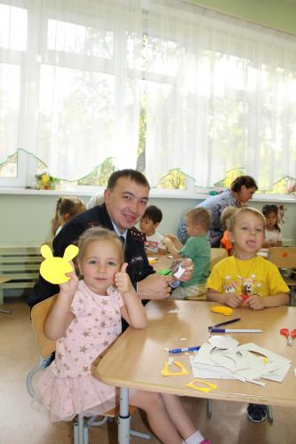 Сотрудники ГИБДД и воспитатели провели для дошколят детского сада «мастер-класс» по изготовлению световозвращающих элементов