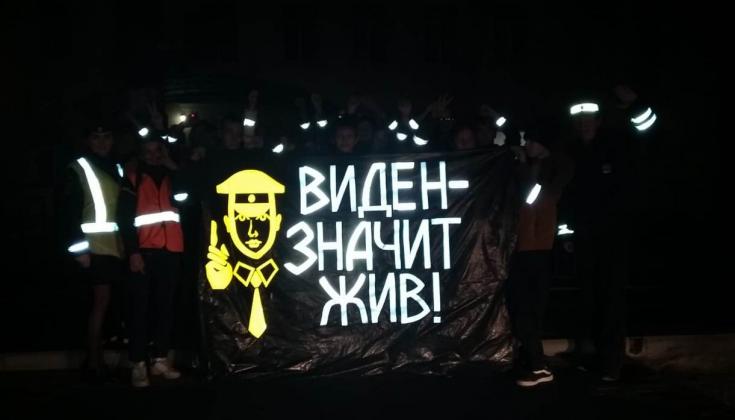 Развернув световозвращающий баннер, школьники обратили внимание брянских пешеходов к аспектам безопасного перехода