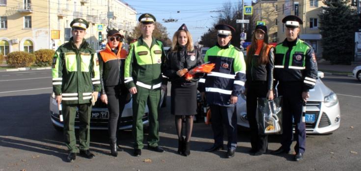 Государственные и военные автоинспекторы поздравили водителей с наступающим праздником