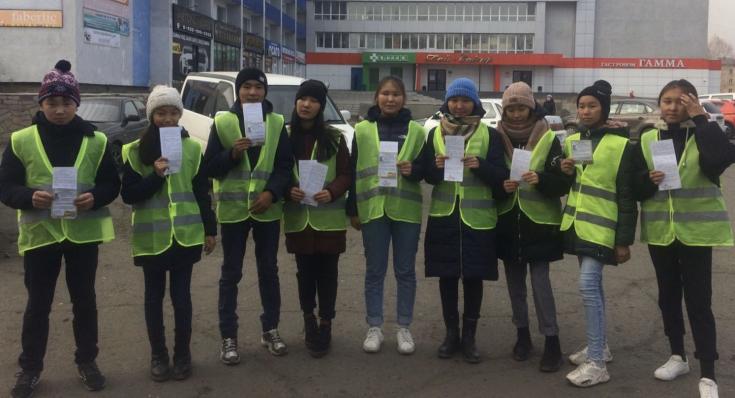 В Туве госавтоинспекторы и юные инспекторы движения проводят поздравительные акции ко Дню автомобилиста